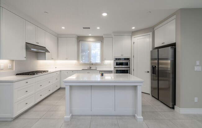 Building Photo - 3bedroom/3 bath/Gated Orchard Hill/Detached House for rent