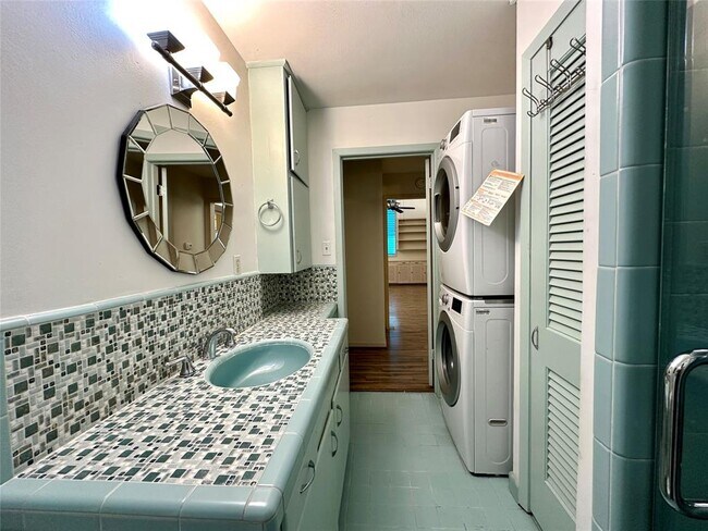 Building Photo - 709 W 34th St