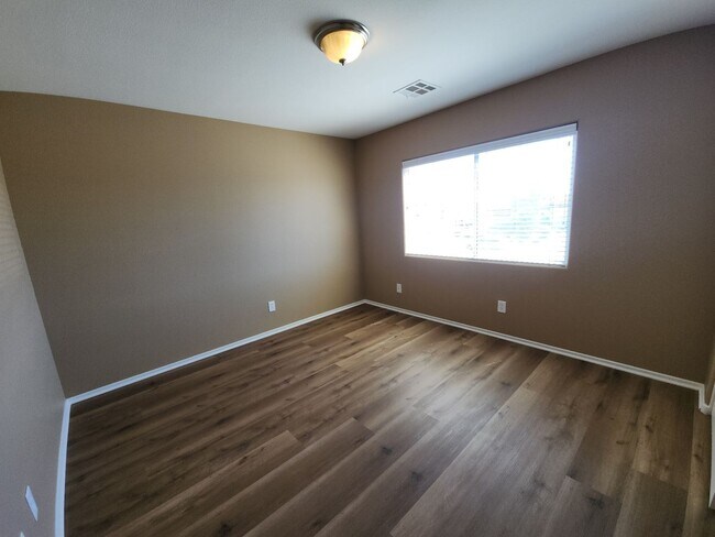 Building Photo - Beautiful detached home with fully fenced back yard.