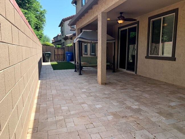 Building Photo - 4 BEDROOM PLUS LOFT, BUILT IN BBQ WITH COMMUNITY POOL