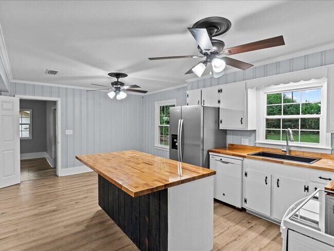 Building Photo - 302 Cedar Dr