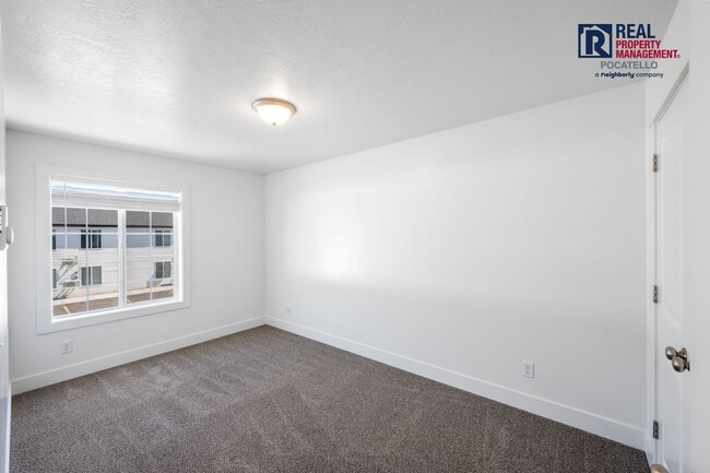 Building Photo - 251 W Linden Ave