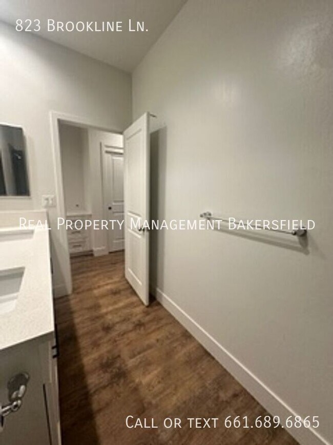 Building Photo - 823 Brookline Ln