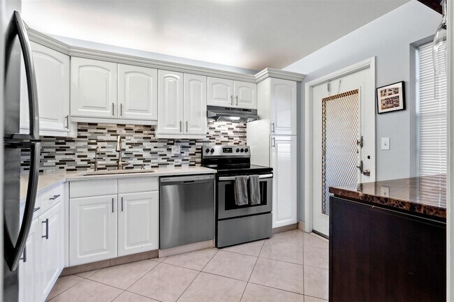 Building Photo - 3151 S Palm Aire Dr