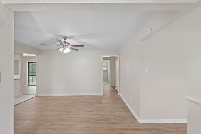 Building Photo - 7111 Pinehook Ln