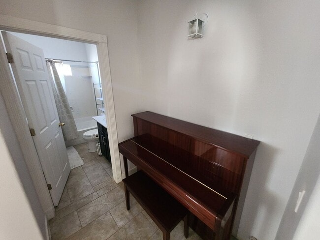 Building Photo - *utilities included* 3 bed 2 bath house in...