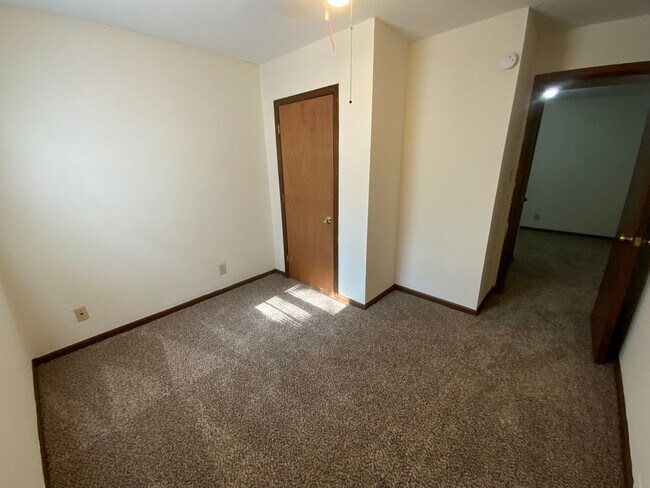 Building Photo - 560 NE Park Ln