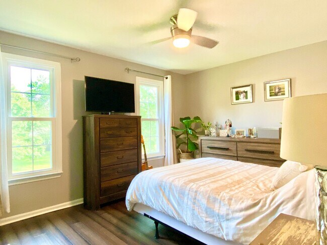 Building Photo - Amazing 4 Bedroom 2 Bathroom! Large Lot!  ...