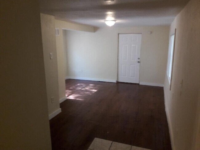 Building Photo - Move in special  1/2 off 1st months rent -...