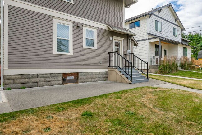 Building Photo - Sought-after 5-Bedroom Pet Friendly Home i...