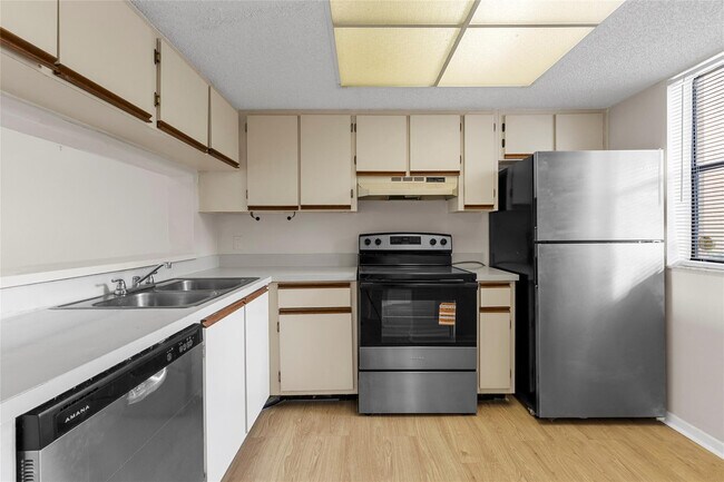 Building Photo - 5200 NW 31st Ave