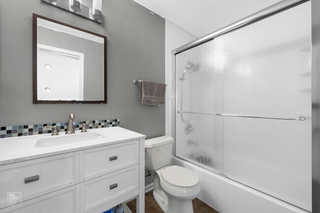 Building Photo - 1233 S Parkside Dr