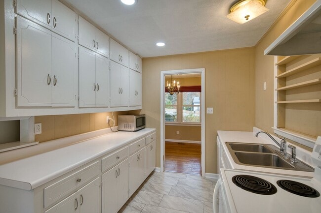 Building Photo - MOVE-IN SPECIAL- $300 OFF FIRST MONTH'S RENT!