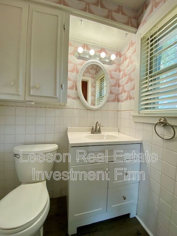 Building Photo - 845 Elmdale St