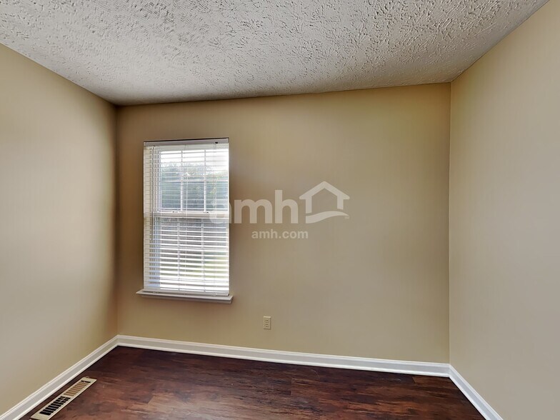 Building Photo - 620 Creekfront Dr