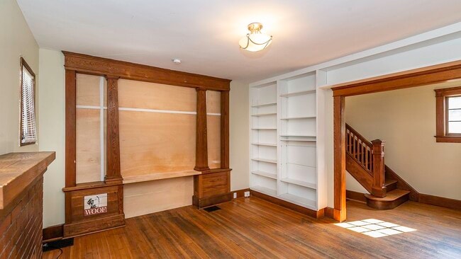 Building Photo - 823 Dewey Ave