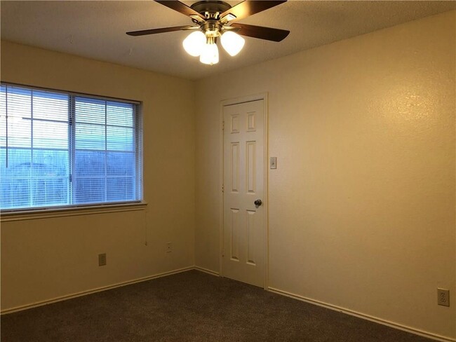 Building Photo - AVAILABLE NOW 3 Bedroom 2 Bath Home in For...