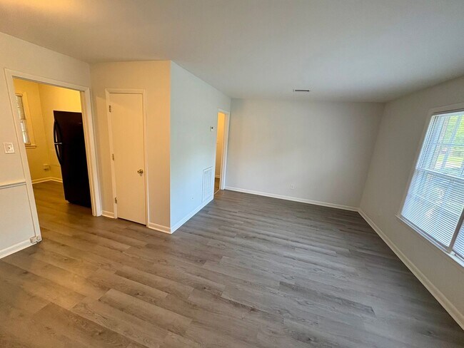 Primary Photo - 2 Bedroom, 1 Bath Duplex Located in the Ce...