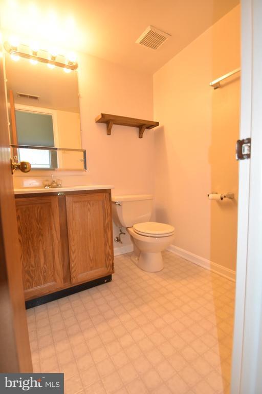 Building Photo - 400 Chapel Ct