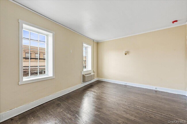 Building Photo - 409 Plandome Rd