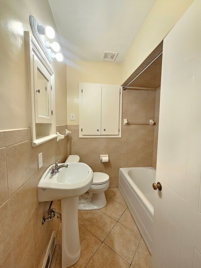 Building Photo - $2,100 - 3 Bed / 2 Bath Charming Home by G...