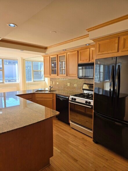 Building Photo - 40 E Cedar St