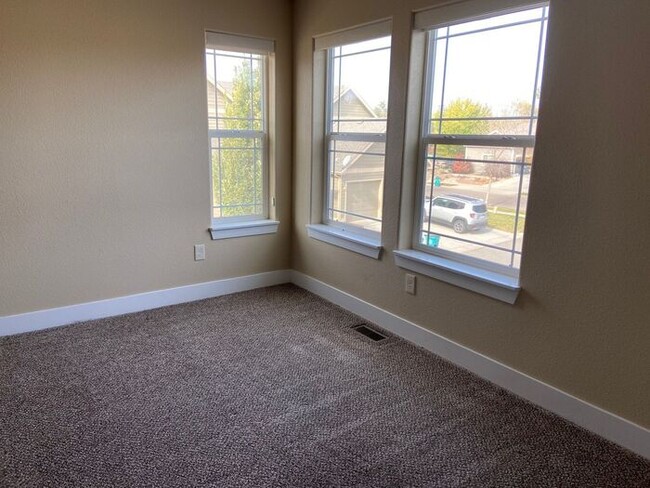 Building Photo - 3 Bedroom, 3.5 Bathroom Townhome, Close to...