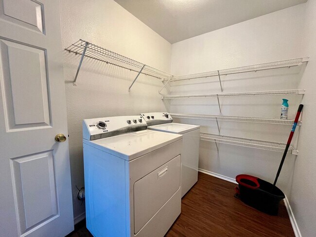 Building Photo - 2200 Lookout Ln