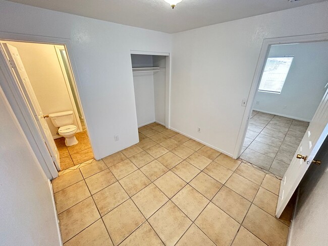 Building Photo - Charming  2Bed/1.5 Bath Duplex located in ...