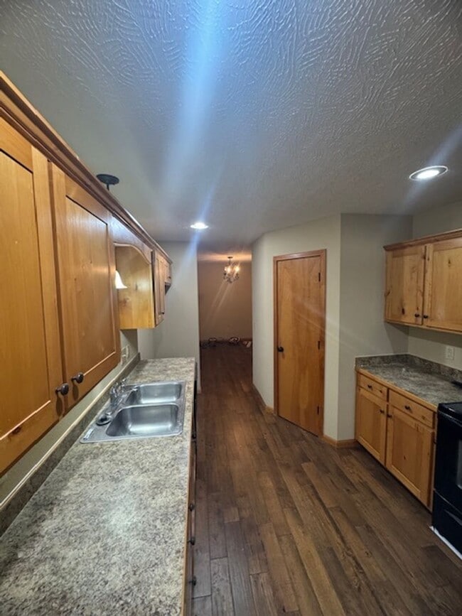 Building Photo - Southeast/Oak Grove Area!
