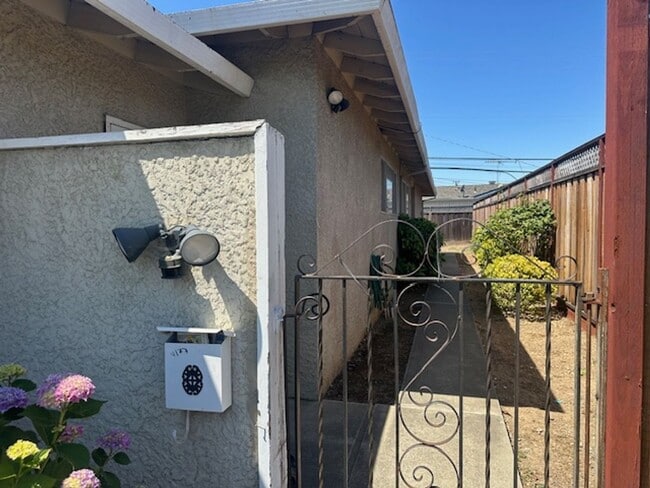Building Photo - Beautiful Move-In Ready Two Bedroom Two Ba...