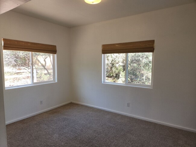 Building Photo - Amazing 2 bed + den / 2 baths in Stone Creek