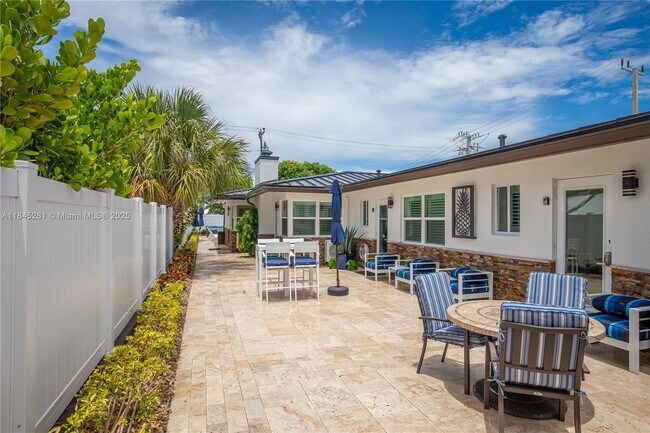 Building Photo - 4561 Poinciana St