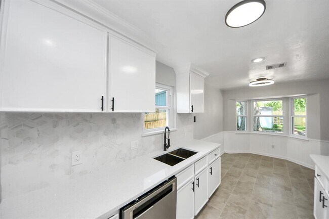 Building Photo - 10602 Raydell Dr