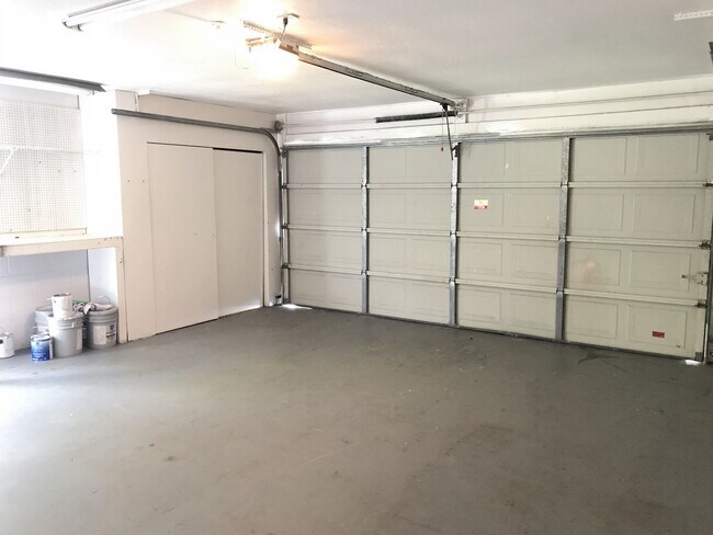 Building Photo - Spacious 2 Bedroom, 2 Bath, 2 car garage Home For Rent in New Port Richey!