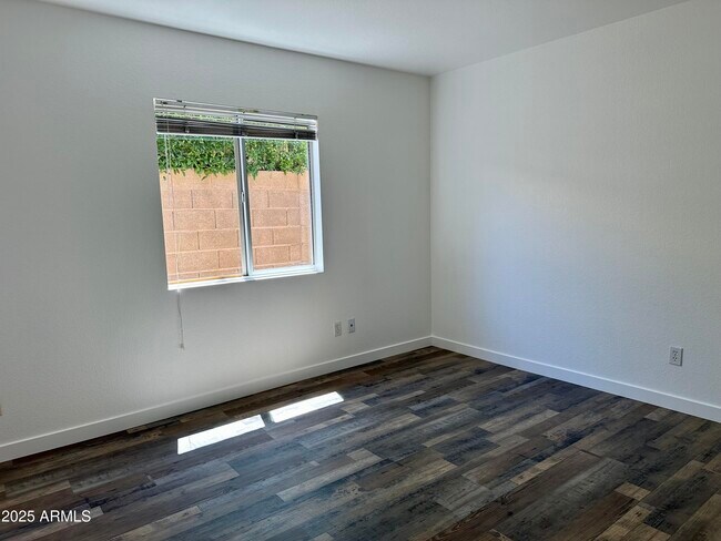 Building Photo - 2326 E Aire Libre Ave