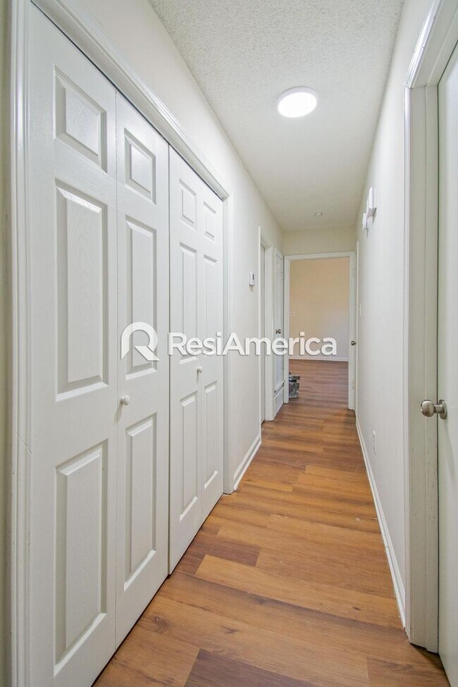 Building Photo - Newly Renovated 3/2 in 38128!