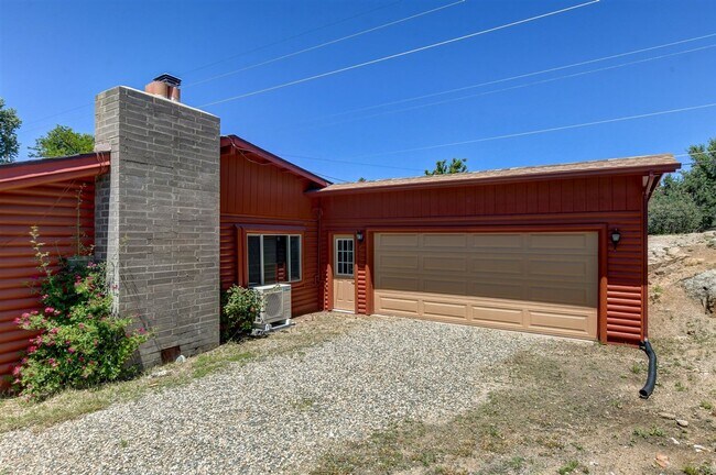 Building Photo - Nestled In the Granite Dells!
