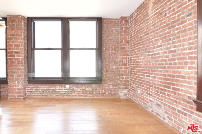 Building Photo - 460 S Spring St