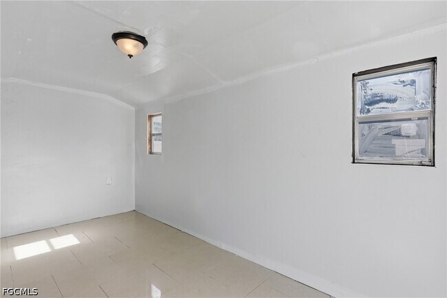 Building Photo - 3016 NW 6th Pl
