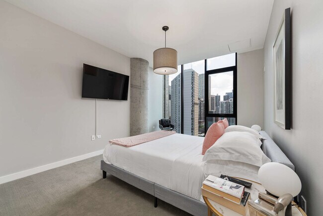 Building Photo - 823 N Clark St