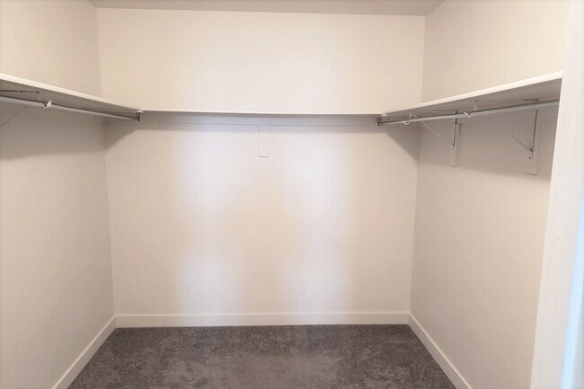 Building Photo - 5667 Island Ridge Dr