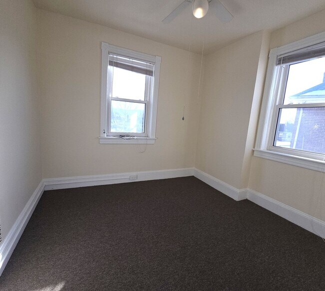 Building Photo - 3 bedroom house For Rent