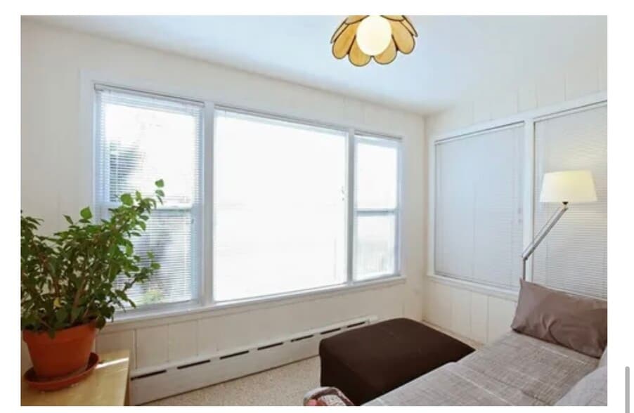 Sun room/Office (7 x 11.5 ft) - 2733 W Ainslie St
