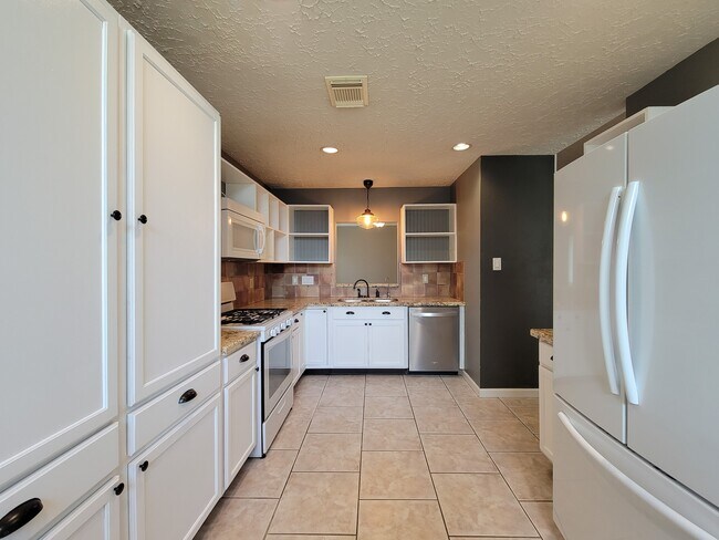 Building Photo - 14407 Sun Harbor Dr