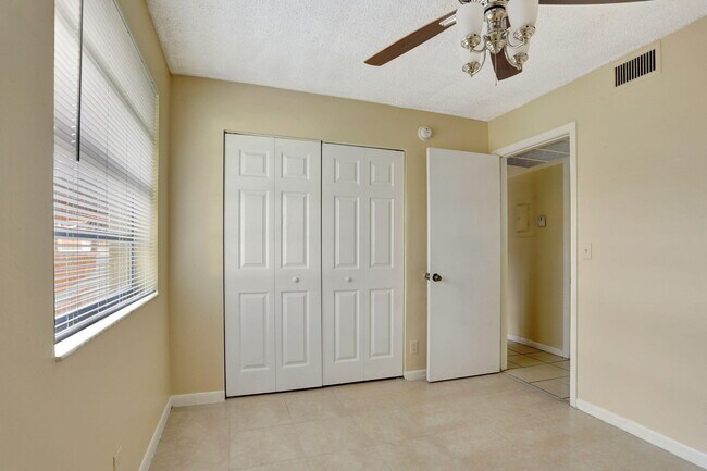 Building Photo - 832 Twin Lakes Dr