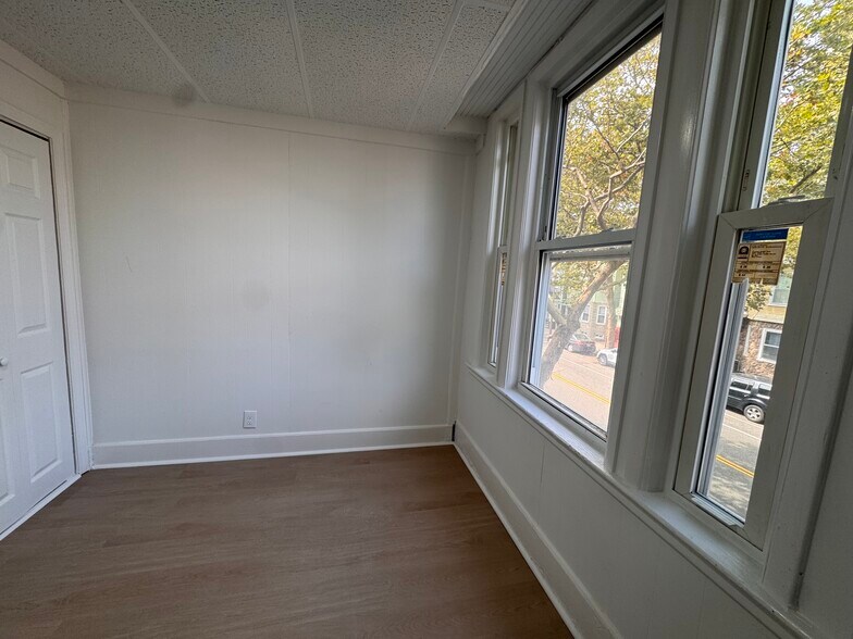 Building Photo - 211 Chelsea St