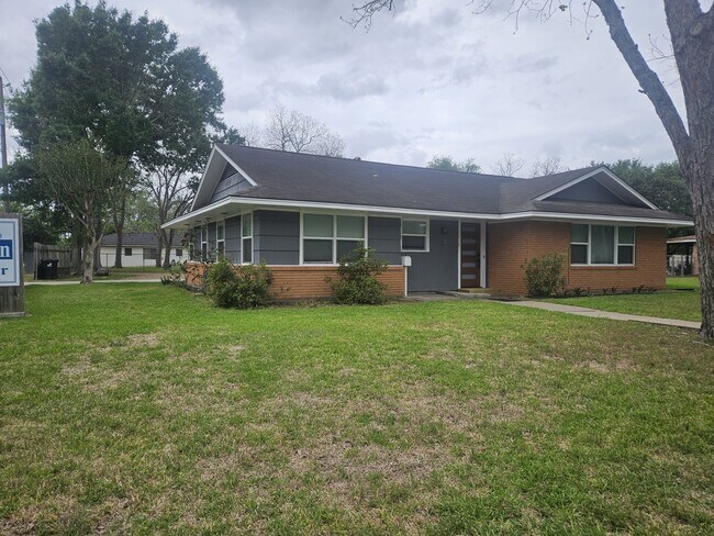 Building Photo - 1518 Lawrence St