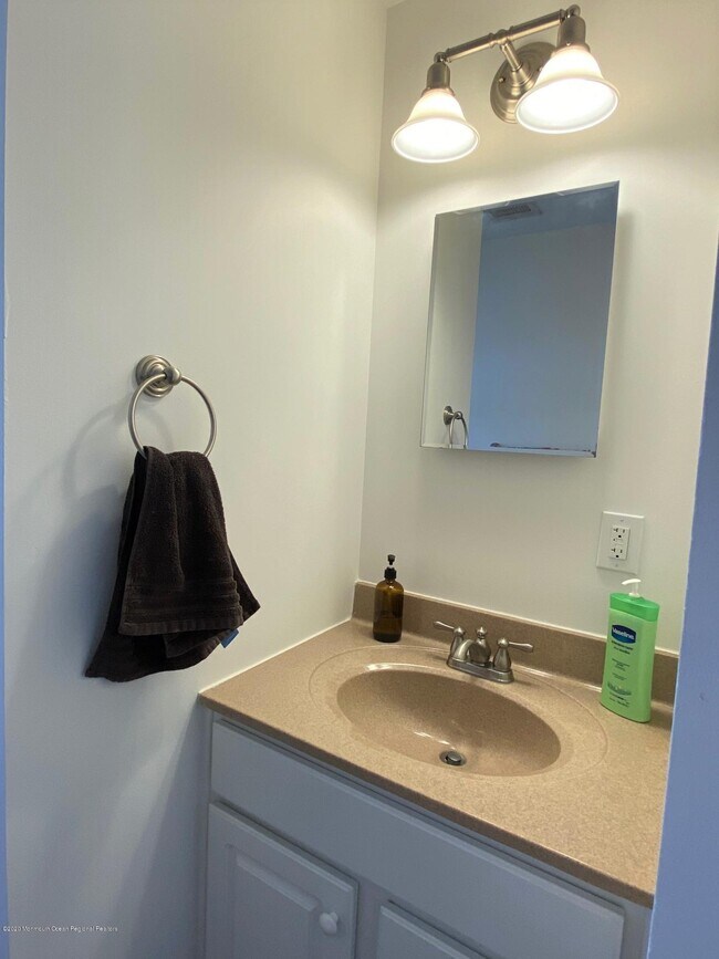 Building Photo - 211 Brinley Ave