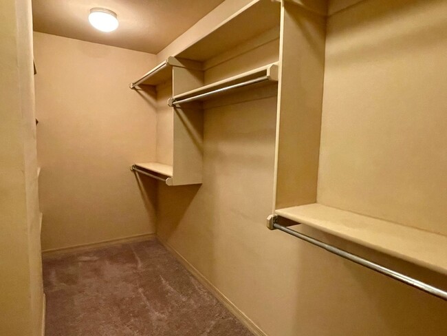 Building Photo - Edmond Home in Gated Community & Deer Cree...